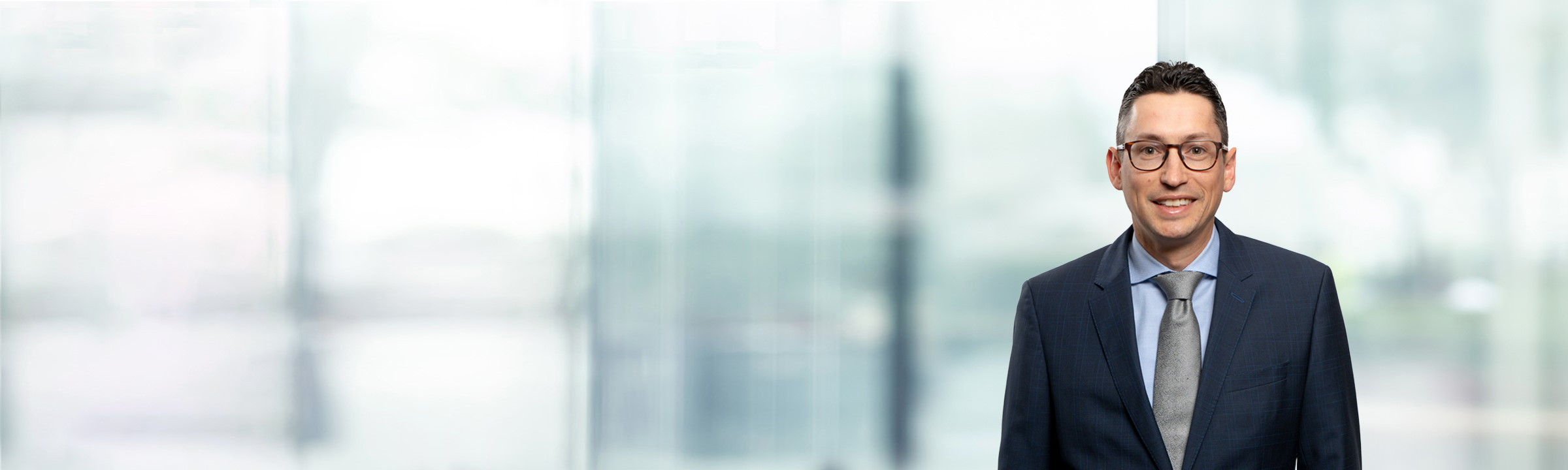 Ken Grossberg on light blue and white bokeh banner